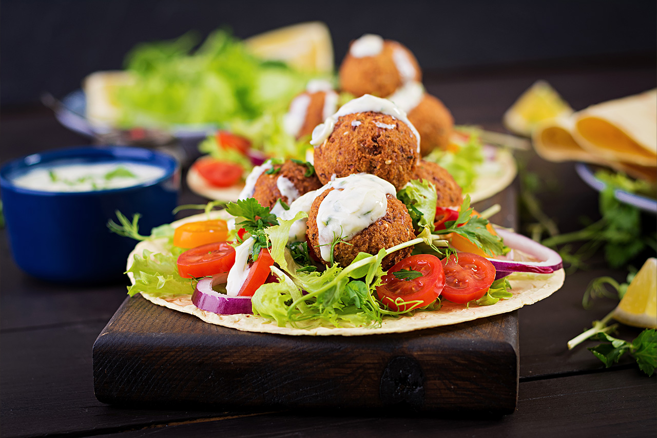 Falafel Teller mit Salat und Humus 11,90