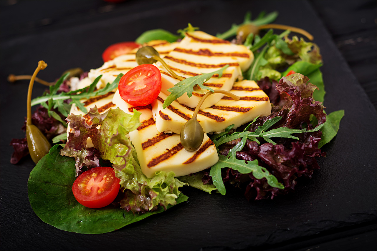 Hallumi Käse mit Salat und Pommes 11,90